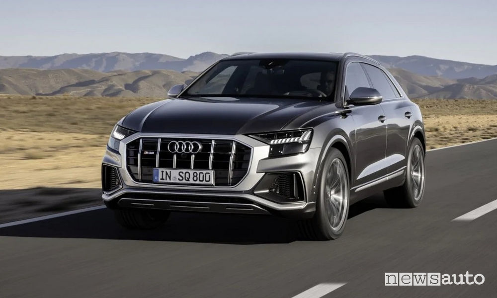 Audi SQ8 TDI vista di profilo in movimento