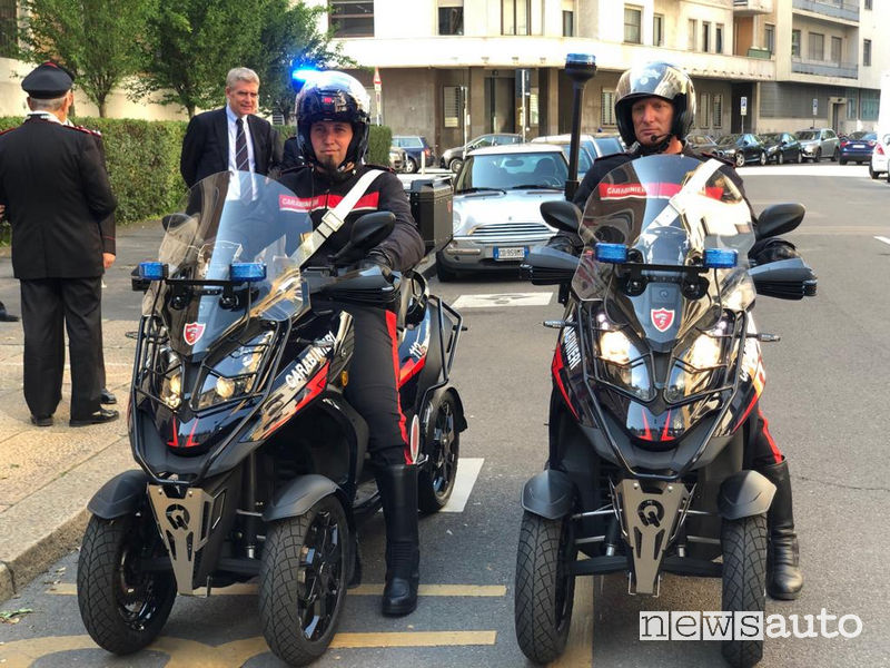 Carabinieri in sella allo scooter a 4 ruote Quadro Vehicles