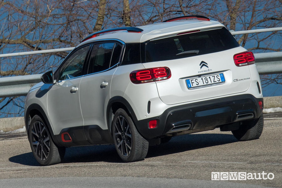 Citroën C5 Aircross PureTech 180 S&S Shine EAT8 vista posteriore in movimento
