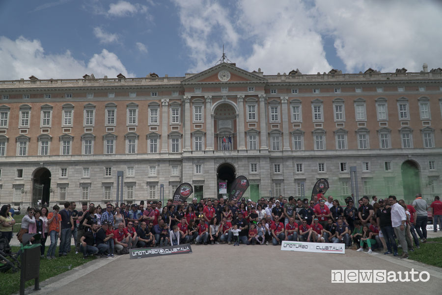 Reggia di Caserta con foto di gruppo del  Raduno Fiat Uno Turbo i.e 2019