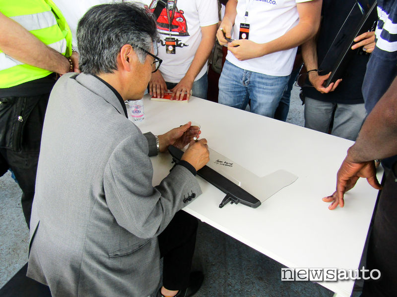 Nobuhiro Yamamoto firma autografi ai fans di Mazda MX-5