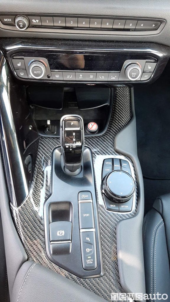 Consolle centrale con finiture in carbonio della Supra 2019 intorno alla leva del cambio automatico