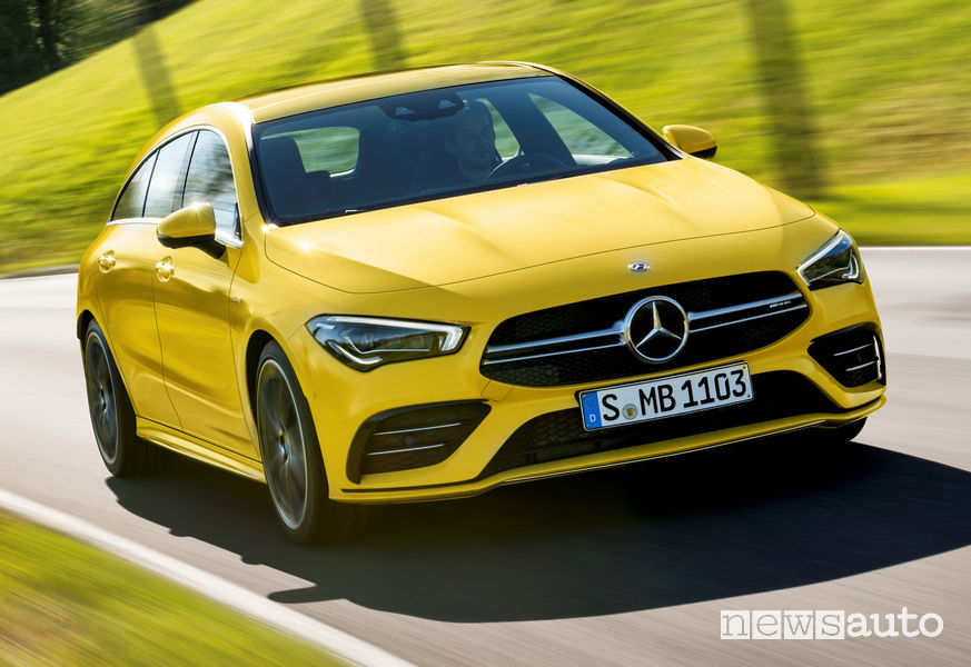 Mercedes-AMG CLA 35 4Matic Shooting Brake vista di profilo in movimento