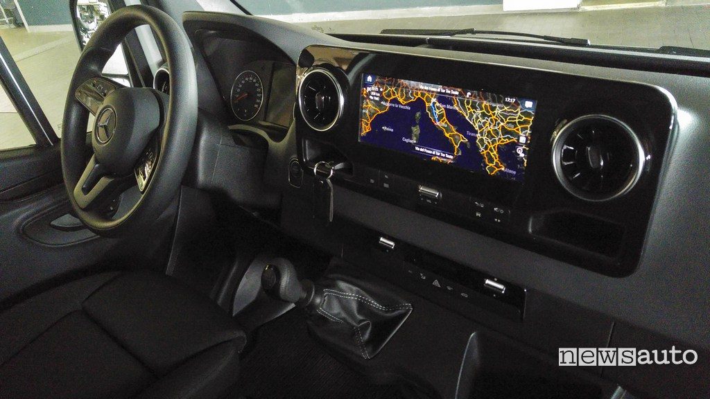 Mercedes Sprinter interni, posto guida con sistema MBUX