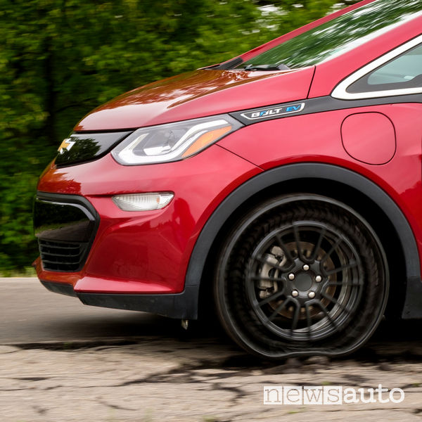 Michelin gomma prototipo Uptis test sullo sconnesso con la Chevrolet Bolt EV