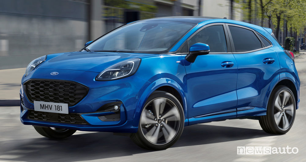 Nuova Ford Puma ST-Line vista di profilo in movimento