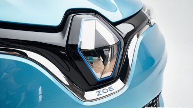 Nuova Renault Zoe losanga che nasconde la presa di ricarica