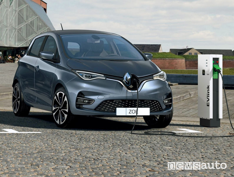 Renault Zoe mentre ricarica la batteria su una colonnina EV Link trifase da 32 A