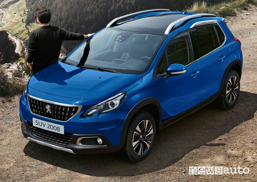 Peugeot 2008 Signature vista di profilo tinta Blu Quasar