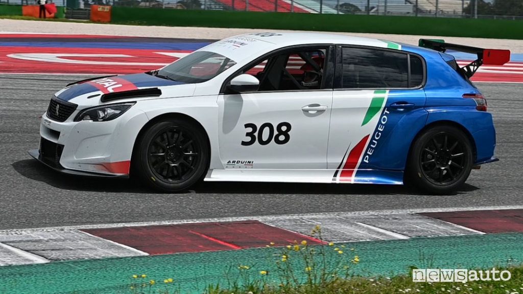 Peugeot 308 TCR vista laterale in pista