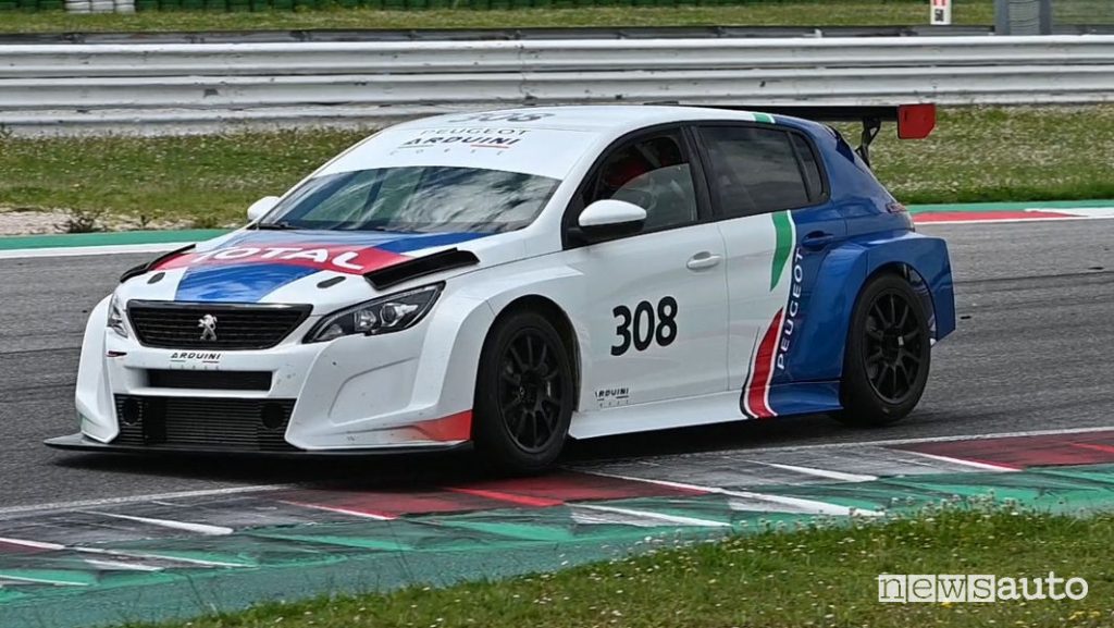 Peugeot 308 TCR vista di profilo in pista