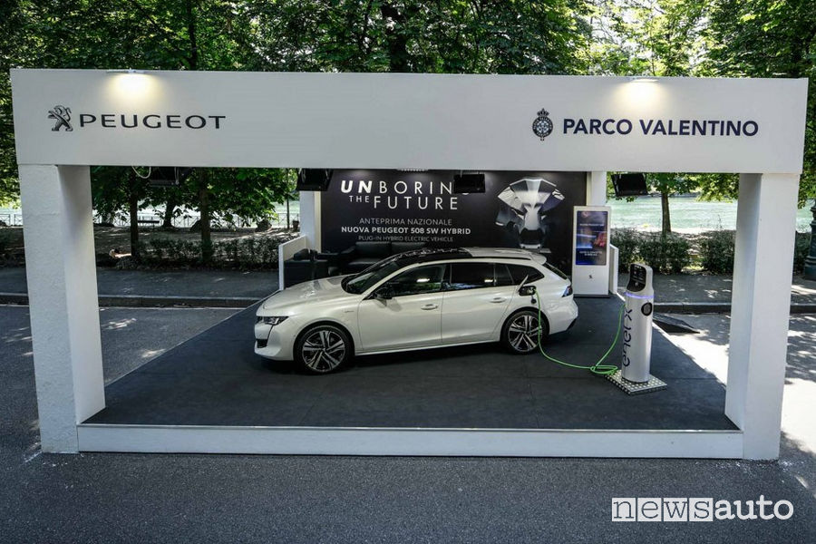 Peugeot 508 SW Hybrid con ricarica elettrica dalla colonnina