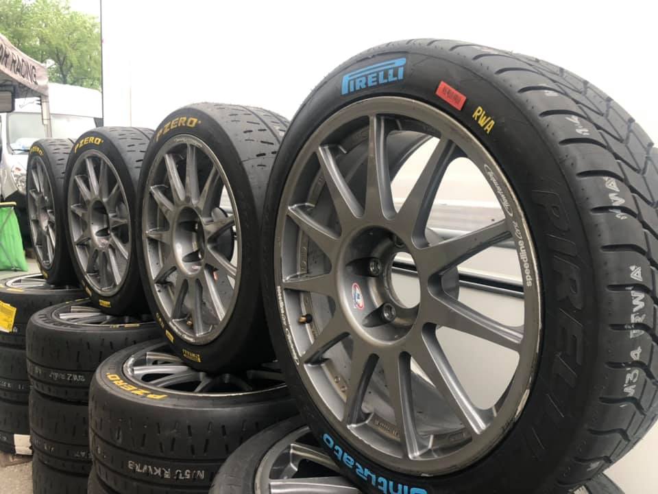 Ricambi auto da corsa: pneumatici da asciutto e bagnato Pirelli per gare Rally