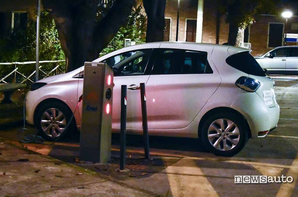 Renault Zoe carica elettrica alla colonina Enel di Perugia