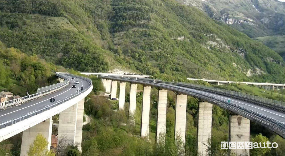 Strada dei Parchi A24 e A25 il viadotto che si trova all’altezza di Pietrasecca in Abruzzo