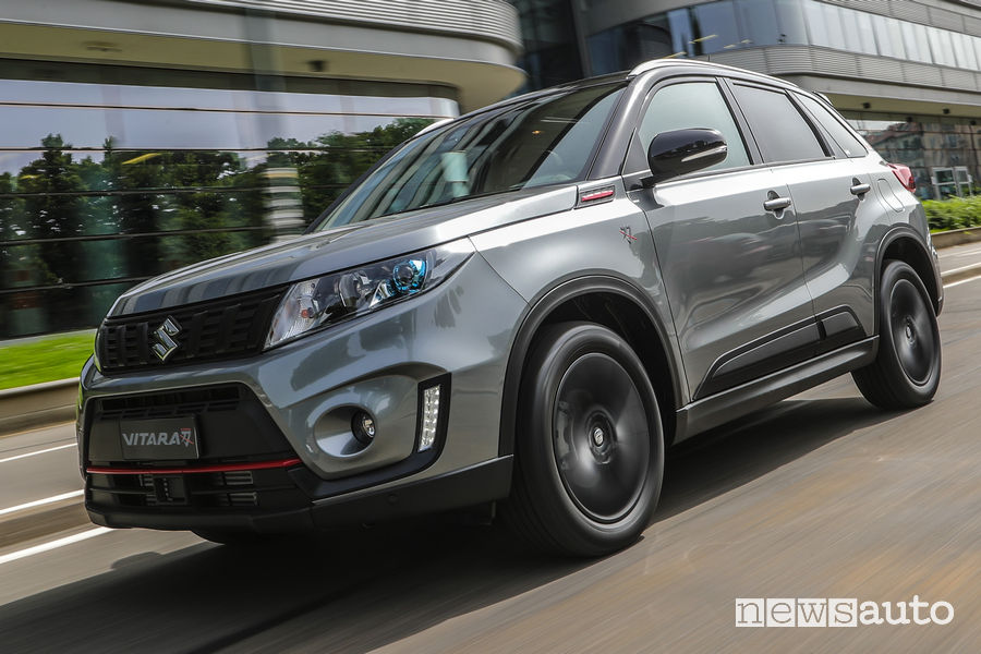 Suzuki Vitara Katana vista di profilo in movimento