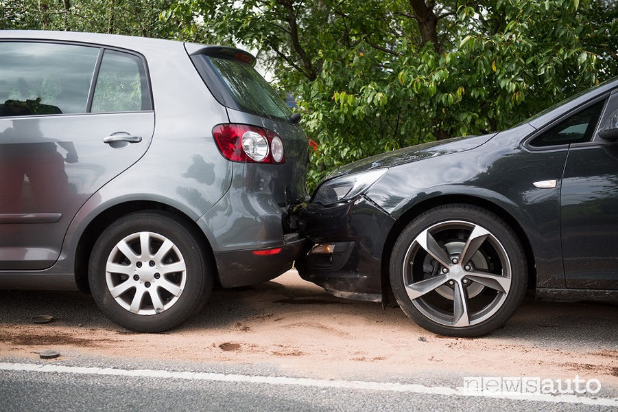 Incidente auto in sosta