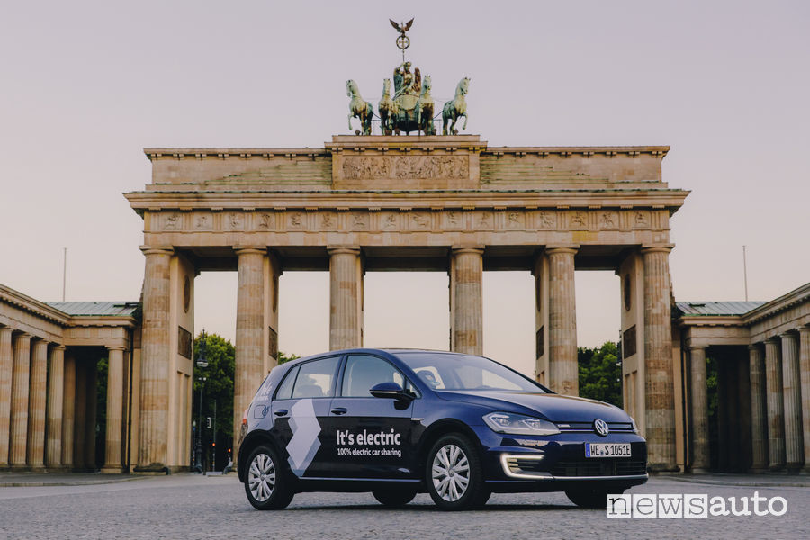 Volkswagen e-Golf car sharing WeShare Porta di Brandeburgo Berlino