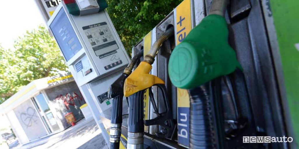 pompa carburante in italia dove il prezzo del carburante non sceso di molto