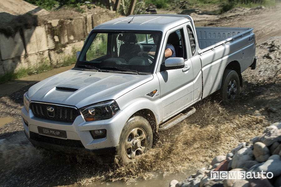 Mahindra GOA Pik-Up Plus singola cabina vista di profilo in movimento