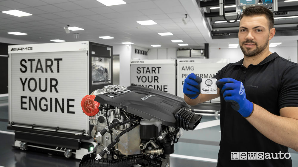Mercedes-AMG produzione a mano motore benzina 2.0 V4 M139 il motore più potente al mondo