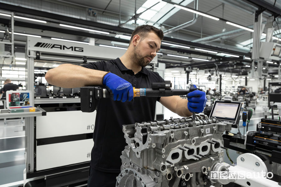 Mercedes-AMG produzione a mano motore benzina 2.0 V4 M139