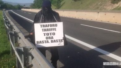Protesta contro il pedaggi sulla Strada dei Parchi travestito da Zorro