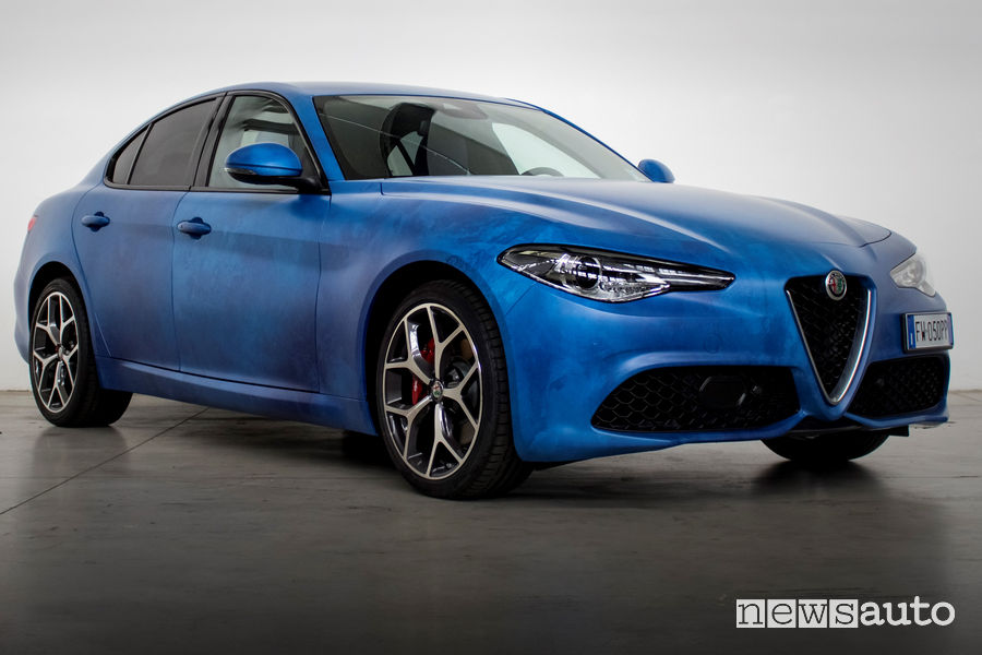 Auto sportiva wrappata noleggio Hertz Selezione Italia Alfa Romeo Gran Tour