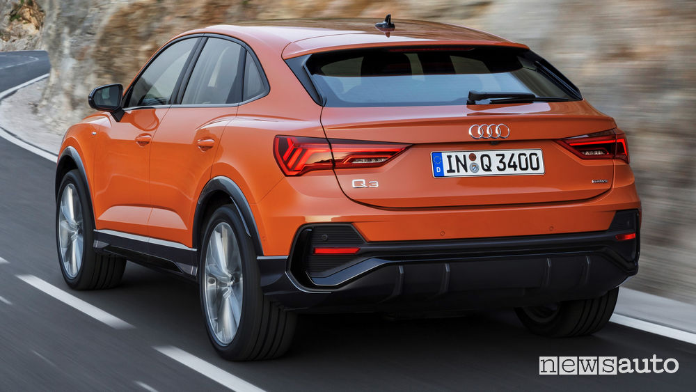Audi Q3 Sportback Orange vista posteriore in movimento