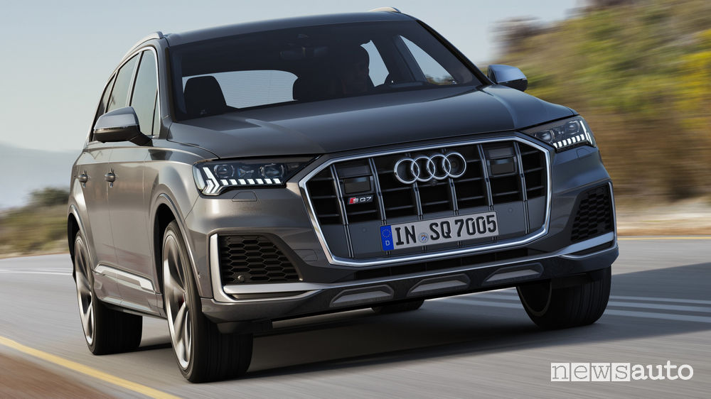 Audi SQ7 TDI vista di profilo in movimento