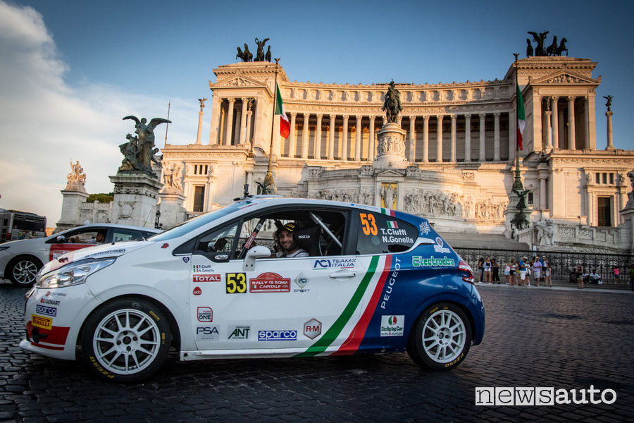 Rally di Roma Capitale 2019 Peugeot 208 R2 Ciuffi/Gonella davanti al Piazza Venezia