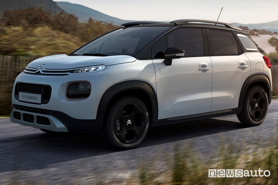Citroën C3 Aircross Origins vista di profilo in movimento