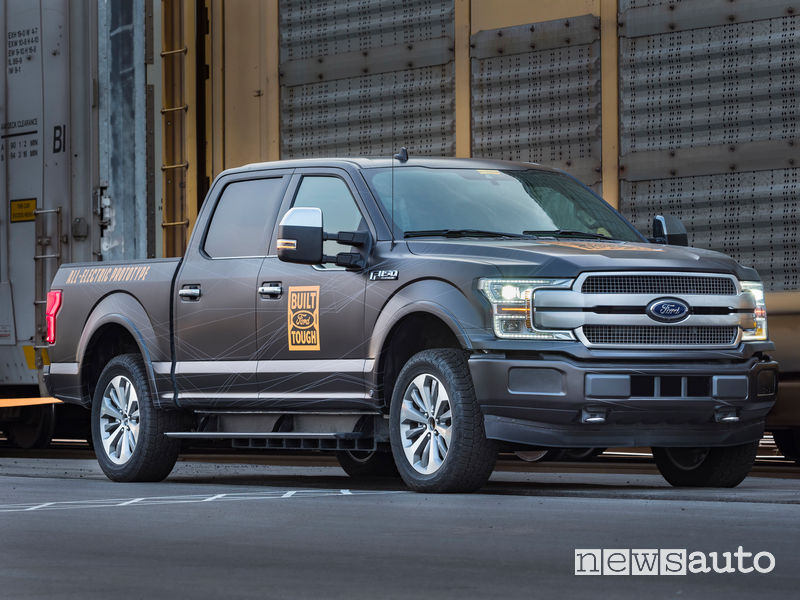 Prototipo Ford F-150 pick-up elettrico vista di profilo