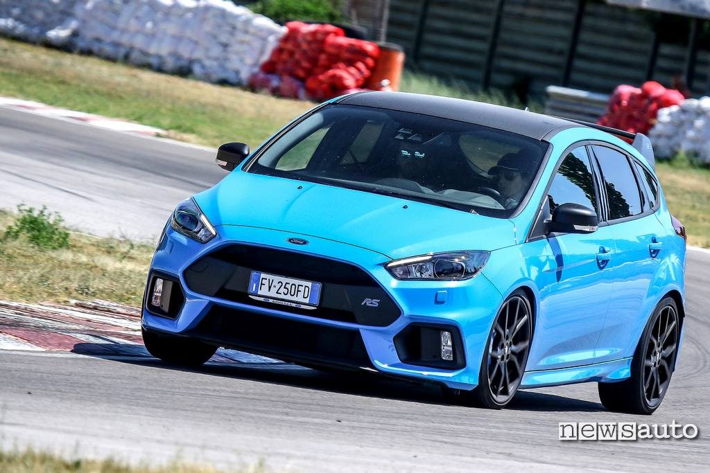 Vista laterale in curva Ford Focus RS Ford Performance Driving University