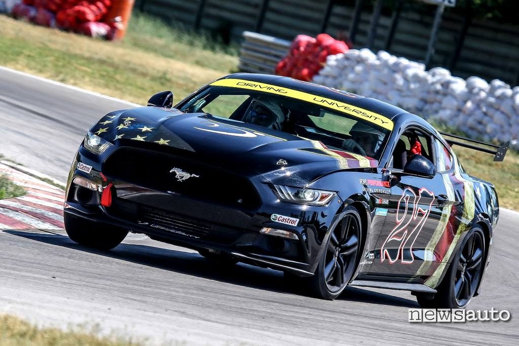 Ford Mustang in curva a Magione Ford Performance Driving University