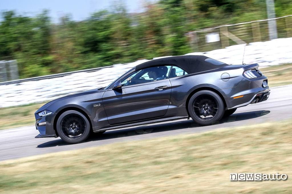 Vista laterale Ford Mustang Cabrio V8 della Ford Performance Driving University