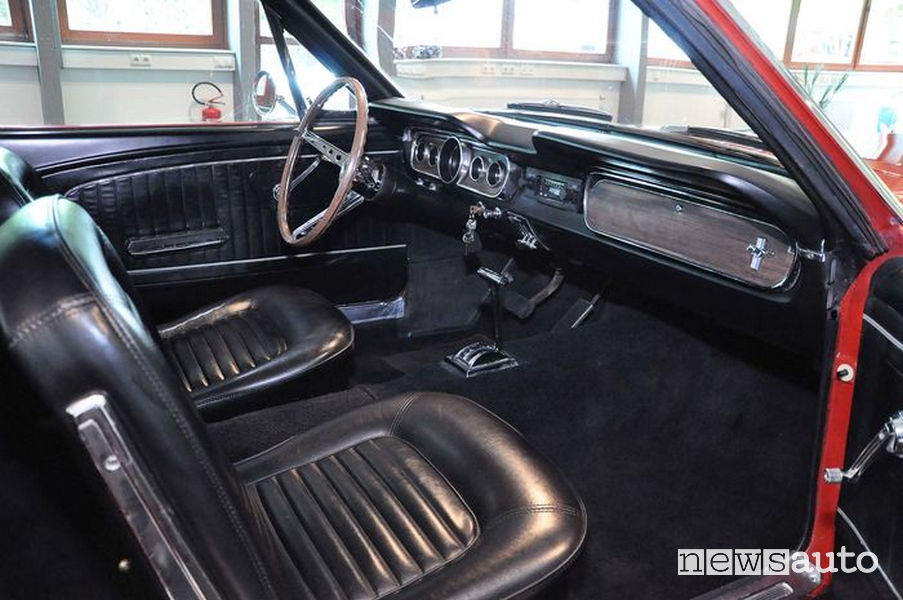 Ford Mustang del 1965 di Sylvester Stallone sedili anteriori lato passeggero