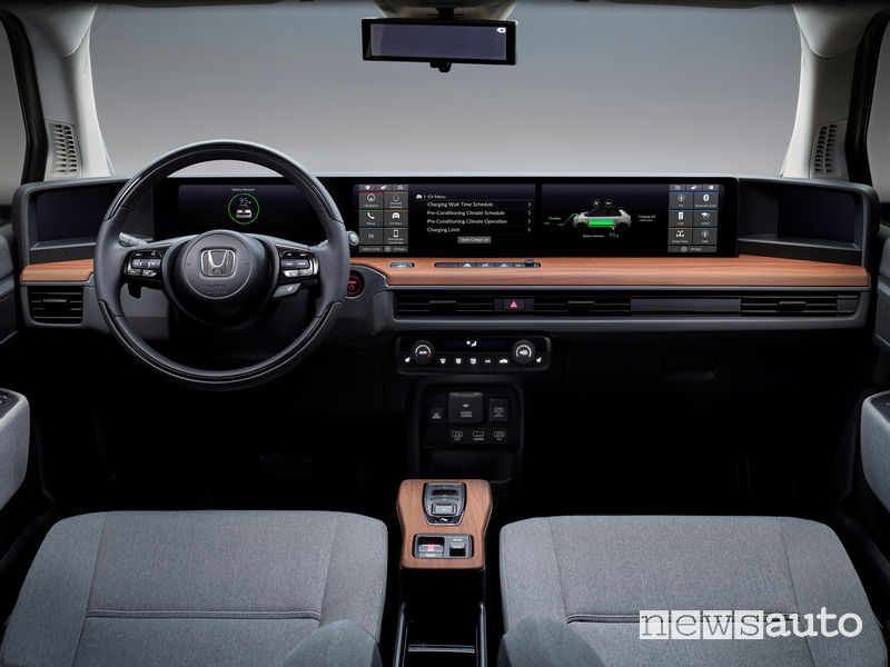 Citycar elettrica Honda e plancia strumenti composta da 5 display