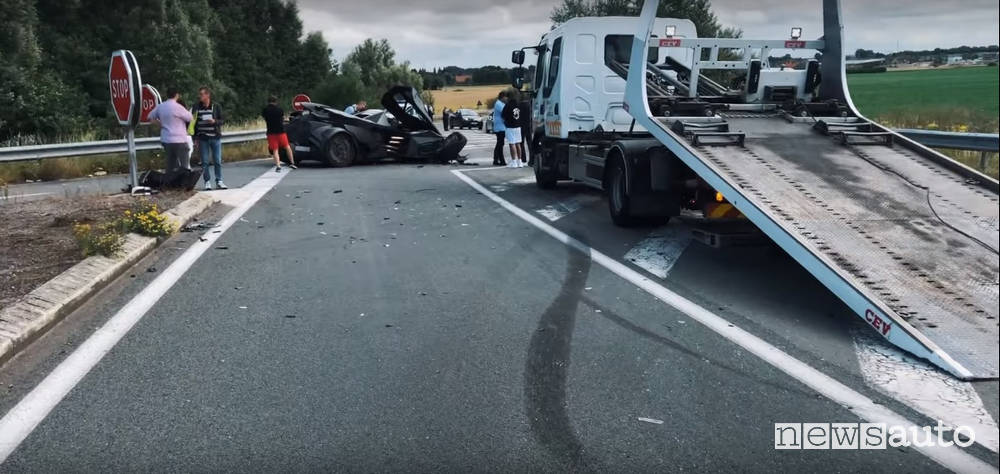 incrocio incidente lamborghini
