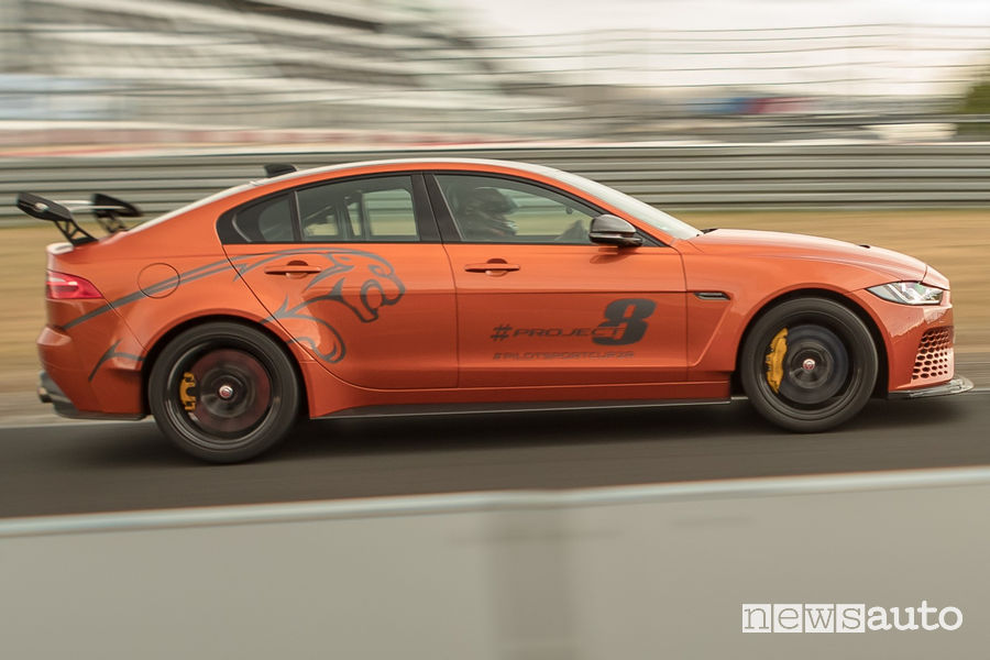 Jaguar XE SV Project 8 vista laterale in movimento al Nürburgring