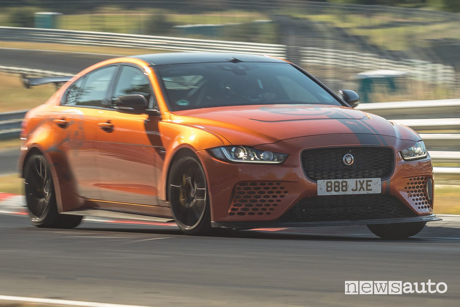 Jaguar XE SV Project 8 vista di profilo in movimento al Nürburgring