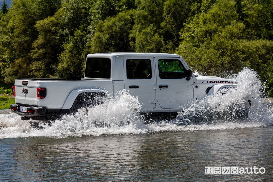 Jeep Gladiator Rubicon vista laterale guado