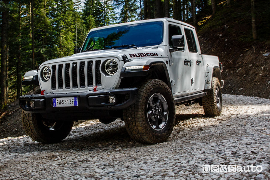 Jeep Gladiator Rubicon pick-up vista di profilo sullo sterrato