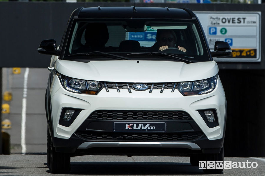 Mahindra KUV100 NXT K8 vista frontale in movimento