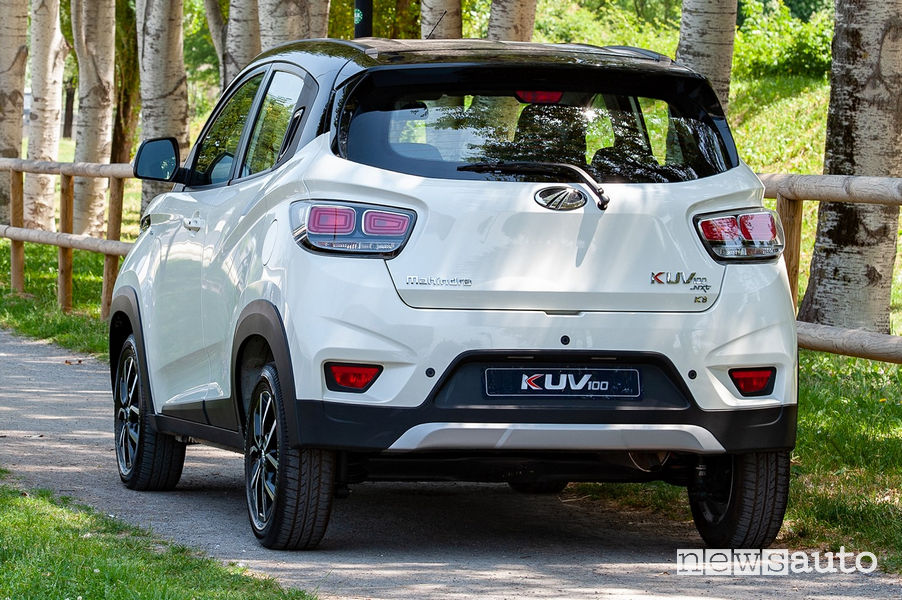 Mahindra KUV100 NXT K8 vista posteriore in movimento