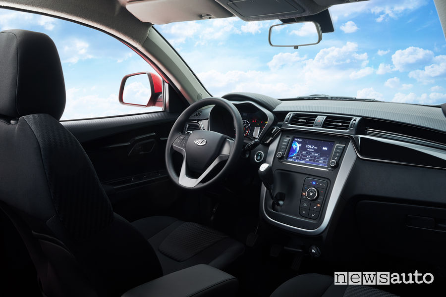 Mahindra KUV100 NXT abitacolo