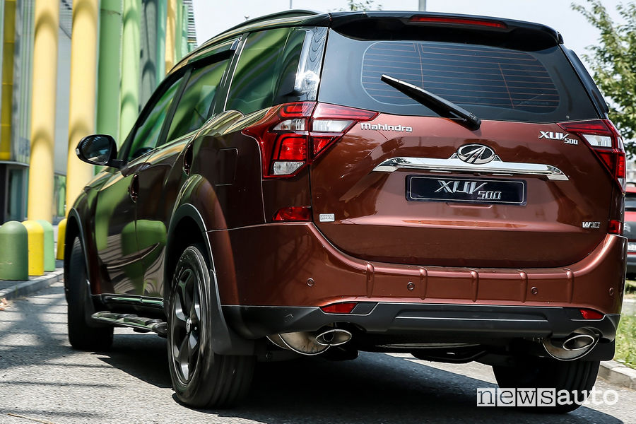 Mahindra XUV500 2019 vista posteriore in movimento