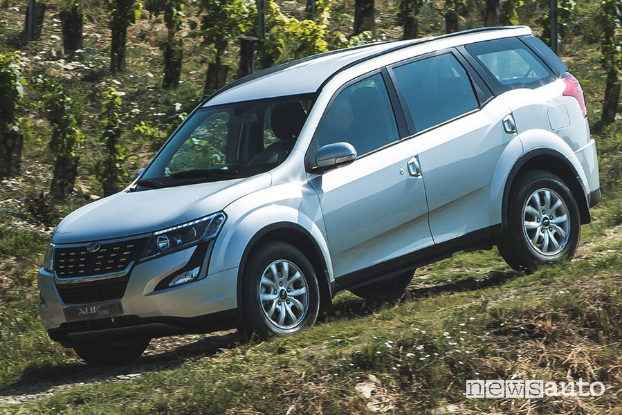 Mahindra XUV500 2019 vista di profilo sullo sterrato