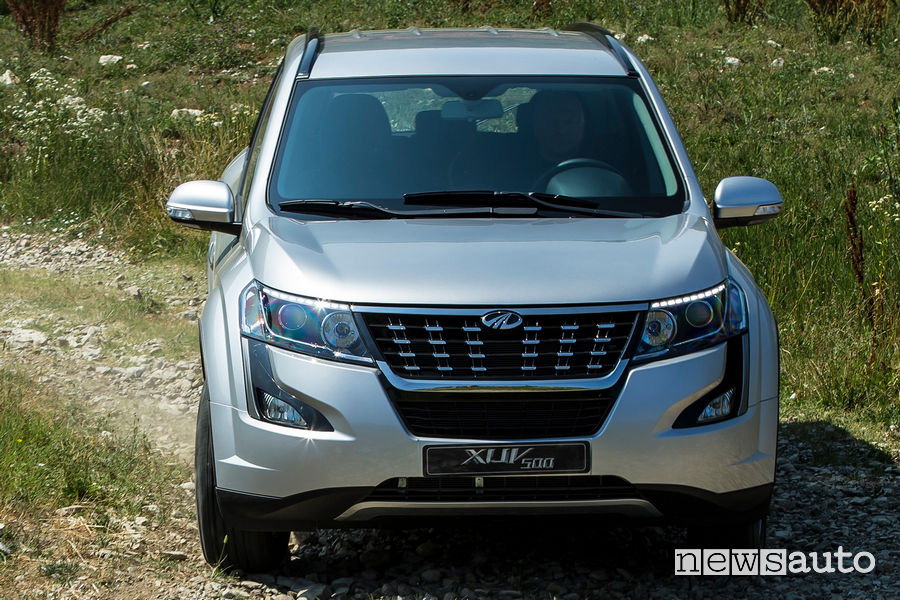Mahindra XUV500 2019 vista frontale sullo sterrato