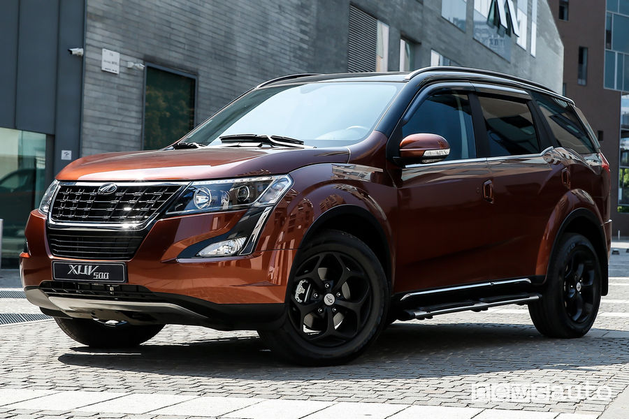 Mahindra XUV500 2019 vista di profilo
